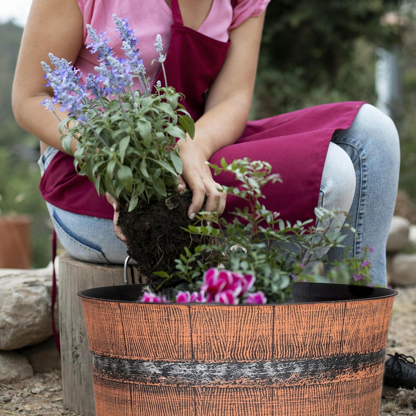 SG Traders Round Plastic Whisky Barrel Garden Pot Flower Pots Planter Tub Patio Pot Outdoor Traditional Barrel Brown with Silver Bands Garden Plant Pot Outdoors with Drainage Holes (Pack of 2)